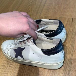 Golden goose sneakers barely worn✨